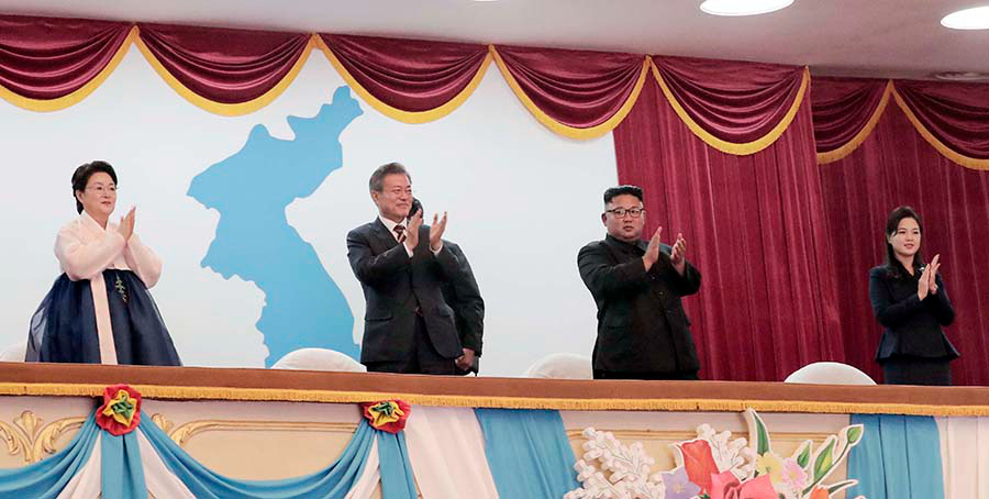 正在平壤訪問的韓國總統文在寅夫婦18日下午與朝鮮國務委員會委員長金正恩夫婦一同觀看三池淵管弦樂團演出。（韓朝首腦平壤會晤共同採訪團供圖）