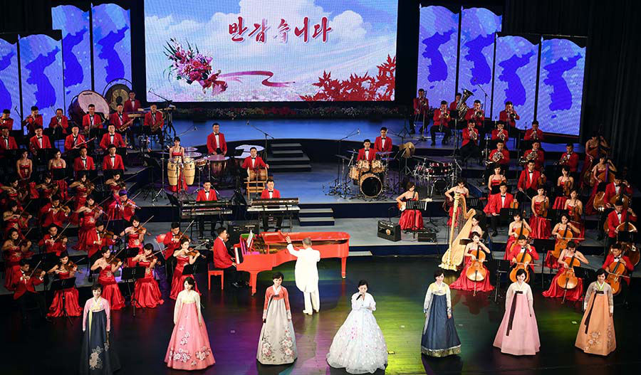 9月18日，在平壤大劇場，三池淵管弦樂團正在進行表演。（韓朝首腦平壤會晤共同採訪團供圖）