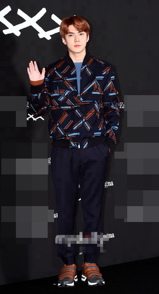 EXO吳世勛染紅金發亮相時尚活動 創意格紋上衣顯時髦感【組圖】【3】