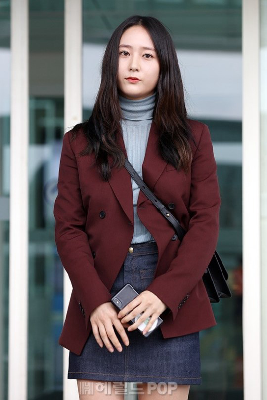 2018年韩版短款风衣_少女时代郑秀晶机场照面颊略圆润短款红色风衣保暖有气质组图