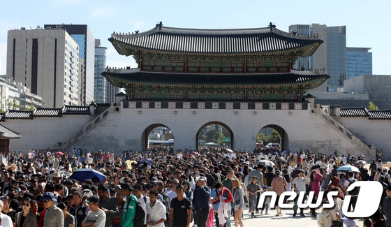 韓國宮殿中秋假期免費開放 參觀者絡繹不絕【組圖】