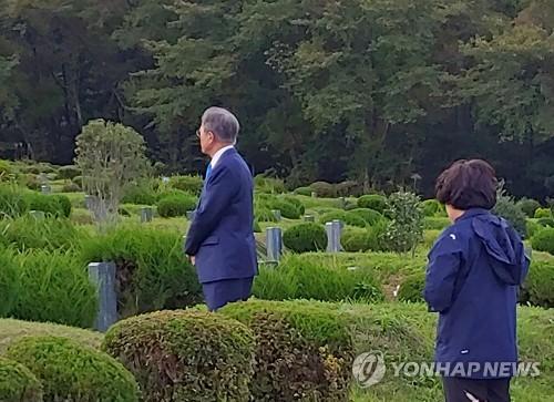 结束访美之旅韩国总统文在寅休假一天回乡扫墓