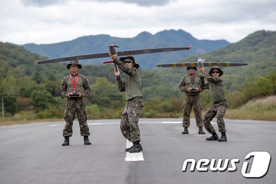 圖片為韓軍士兵在操縱無人機等設備。