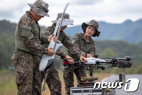 圖片為韓軍士兵在操縱無人機等設備。