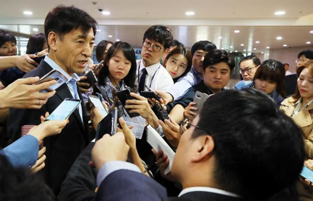 27日，韩国央行总裁李柱烈在位于首尔中区的央行总部被记者询问有关美联储加息的看法。【图片提供 韩联社】