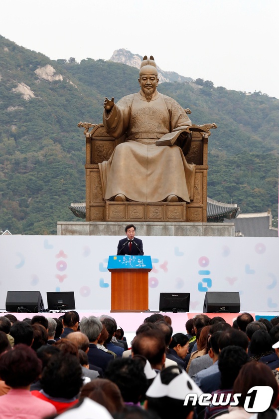 9日上午，“韓文節”572周年紀念慶祝儀式在首爾光化門廣場舉行，韓國國務總理李洛淵出席慶祝儀式。