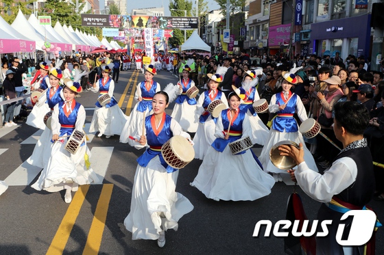 2018梨泰院地球村慶典：韓市民與多國藝術團載歌載舞