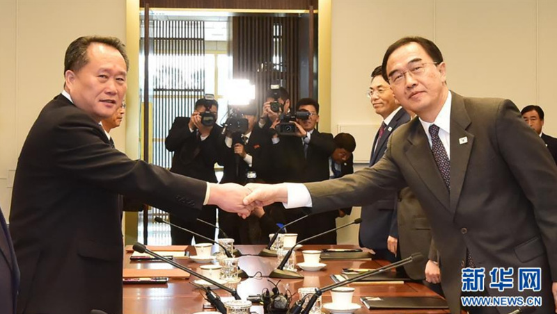 10月15日，韓國統一部長官趙明均（前右）和朝鮮祖國和平統一委員會委員長李善權（前左）在板門店韓方一側“和平之家”舉行高級別會談。