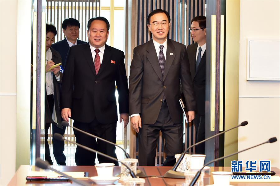10月15日，韓國統一部長官趙明均（前右）和朝鮮祖國和平統一委員會委員長李善權（前左）在板門店韓方一側“和平之家”舉行高級別會談。
