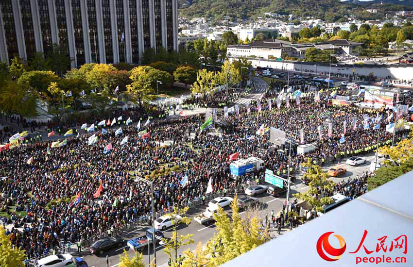 韓國上萬出租車司機在光化門舉行示威游行。裴埈基攝