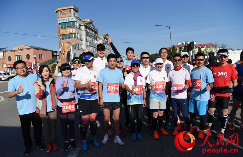 首都媒體跑團的部分成員參加了首屆中韓友好馬拉鬆賽。