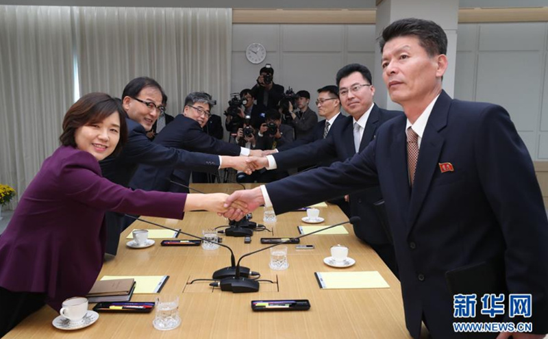 10月22日，在朝鮮開城，韓國官員（右）和朝鮮官員參加會談。
