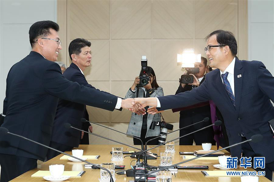 10月22日，在朝鮮開城，韓國官員（左）和朝鮮官員參加會談。