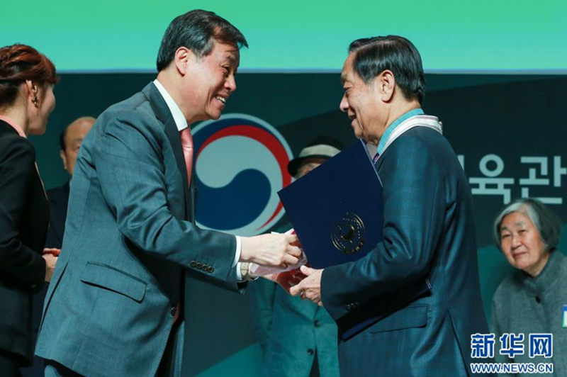 10月24日，在韓國首爾，韓國文化體育觀光部長官都鐘煥（左）為韓美林頒獎。