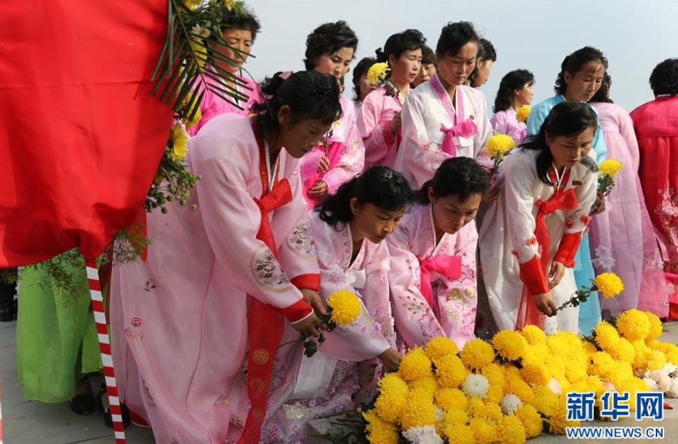 10月25日，在朝鮮平壤，朝鮮民眾在中國人民志願軍烈士陵園內獻花。新華社記者程大雨攝