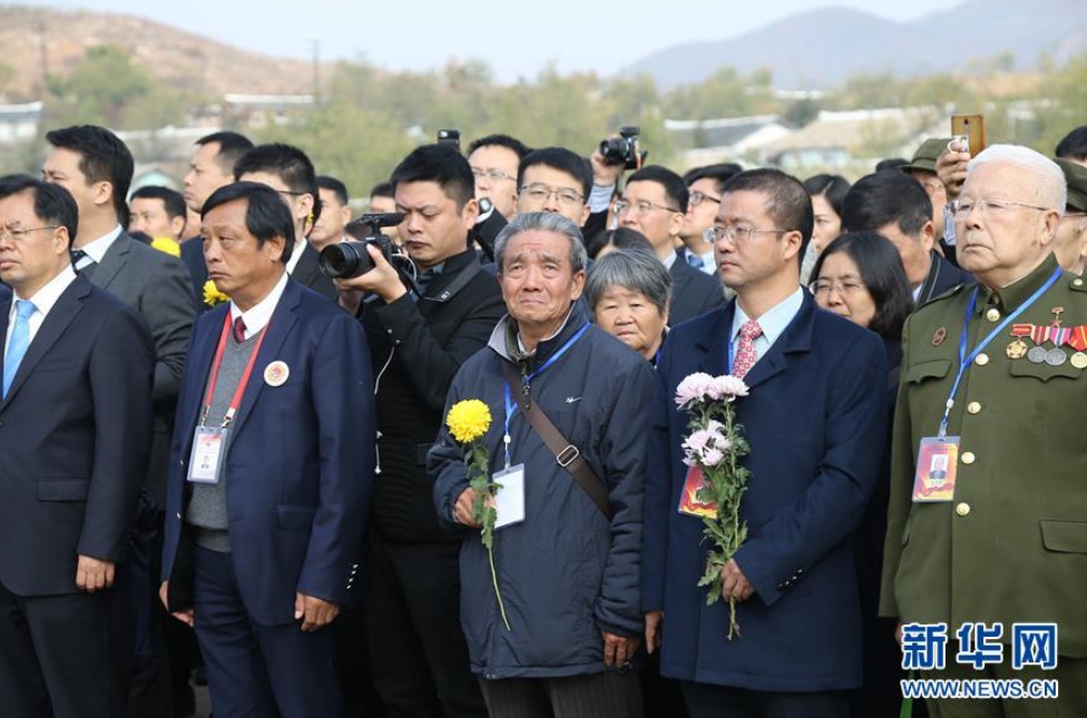 10月25日，在朝鮮平壤，一名訪朝的中國人民志願軍烈士后人（前中）參加儀式。 新華社記者程大雨攝