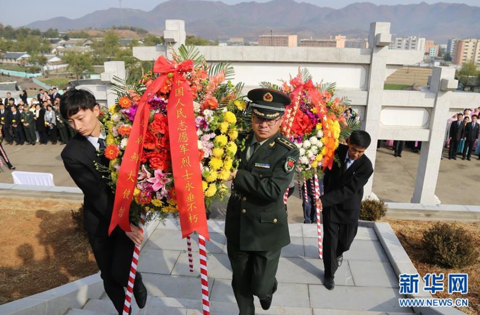 10月25日，在朝鮮平壤，人們在中國人民志願軍烈士陵園敬獻花圈。新華社記者程大雨攝