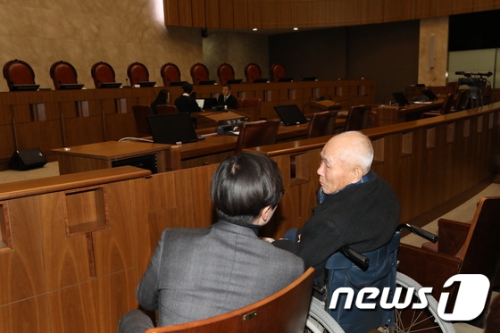 被強征韓國勞工李春植（音譯）老人坐在輪椅上被推進法庭。