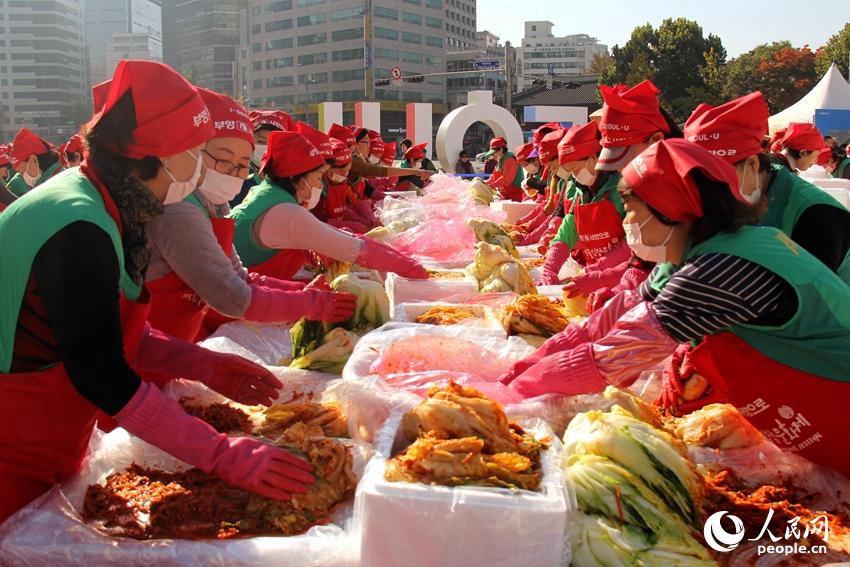 韓國民眾正在做泡菜。 陳尚文攝
