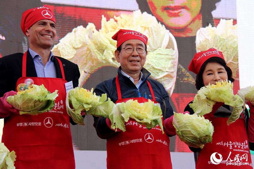 韓國首爾市長朴元淳（中）為“第五屆首爾越冬泡菜文化節”剪彩。 陳尚文攝