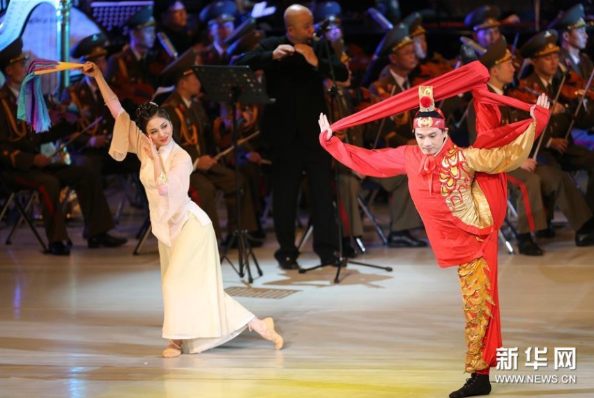11月3日，在朝鮮平壤，中國文藝工作者在演出現場表演舞蹈。新華社記者程大雨攝