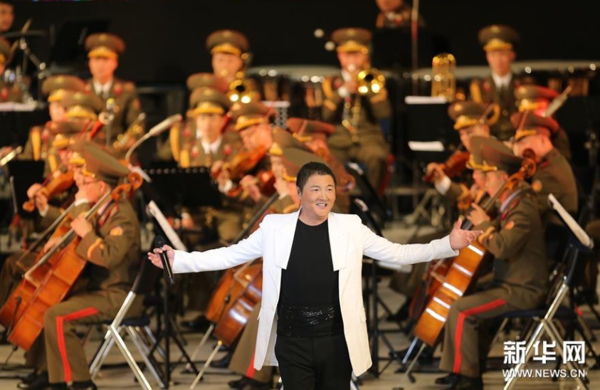 11月3日，在朝鮮平壤，中國歌手孫楠在演出現場演唱。新華社記者程大雨攝