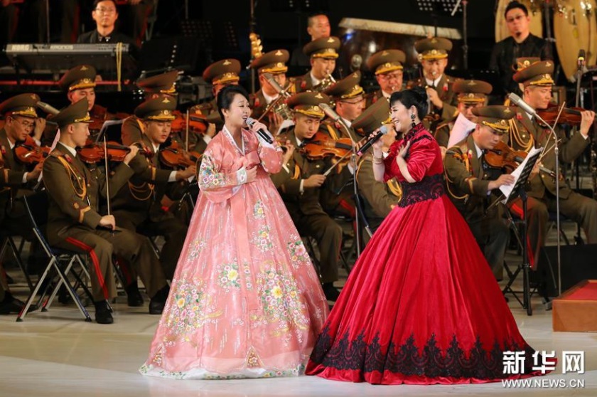 11月3日，在朝鮮平壤，中國歌唱家殷秀梅（右）和朝鮮歌唱家黃銀美在演出現場演唱。新華社記者程大雨攝