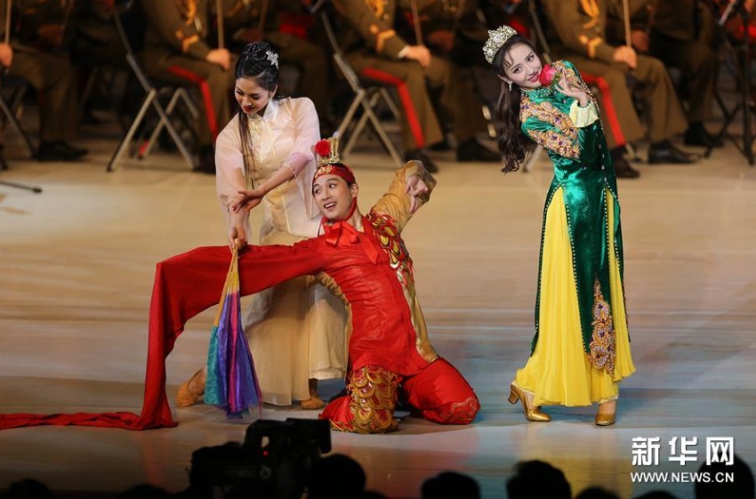 11月3日，在朝鮮平壤，中國文藝工作者在演出現場表演舞蹈。新華社記者程大雨攝
