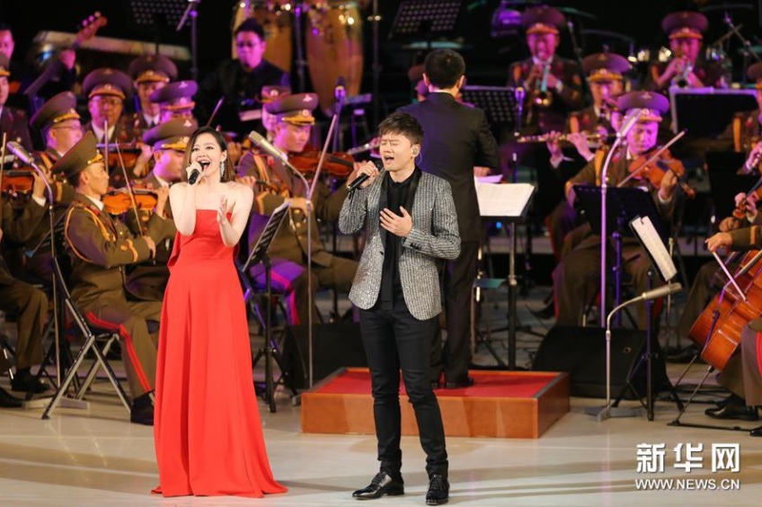 11月3日，在朝鮮平壤，中國歌手張靚穎（左）和張杰在演出現場演唱。新華社記者程大雨攝
