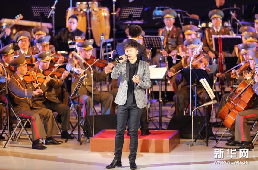 11月3日，在朝鮮平壤，中國歌手張杰在演出現場演唱。新華社記者程大雨攝