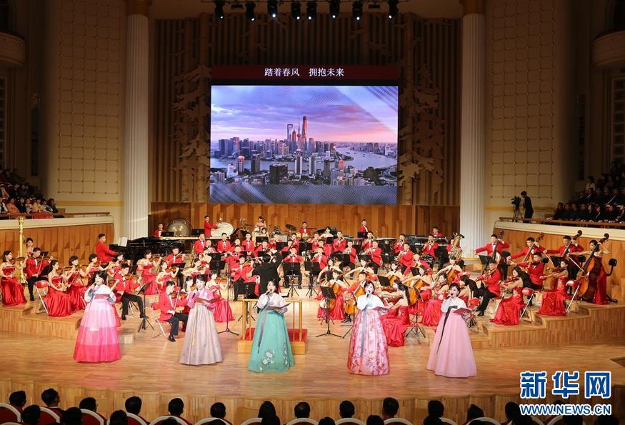 11月2日，在朝鮮平壤的三池淵管弦樂團劇院，朝鮮歌唱家在表演女聲重唱。 新華社記者 程大雨 攝