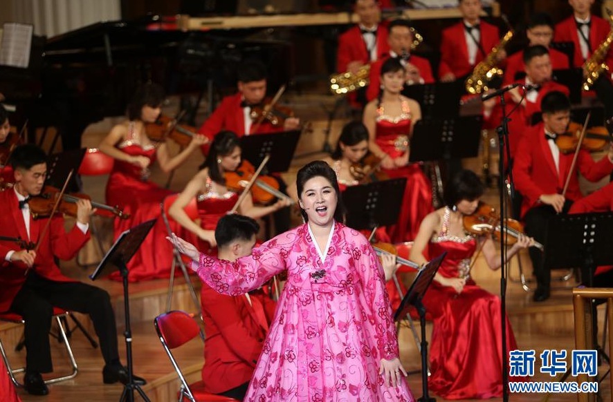 11月2日，在朝鮮平壤的三池淵管弦樂團劇院，朝鮮歌唱家在演唱。新華社記者 程大雨 攝