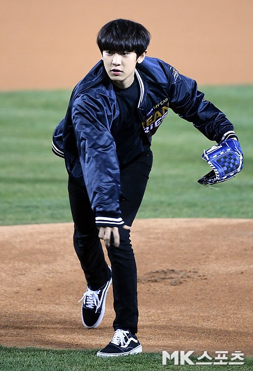 EXO朴燦烈為棒球賽帥氣開球 這是什麼神仙小哥哥！【5】