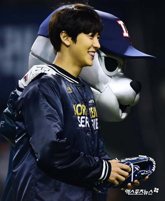 EXO朴燦烈為棒球賽帥氣開球 這是什麼神仙小哥哥！【8】