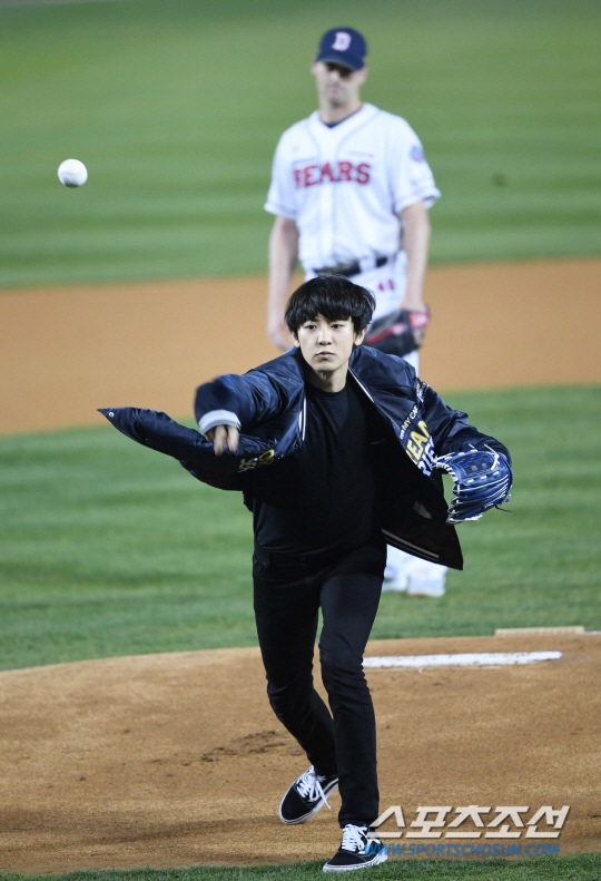 EXO朴燦烈為棒球賽帥氣開球 這是什麼神仙小哥哥！【6】