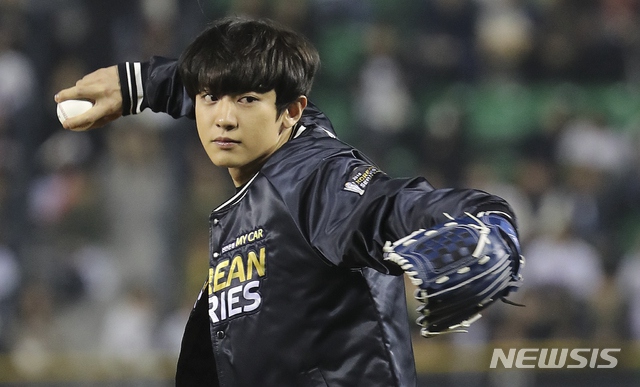 EXO朴燦烈為棒球賽帥氣開球 這是什麼神仙小哥哥！