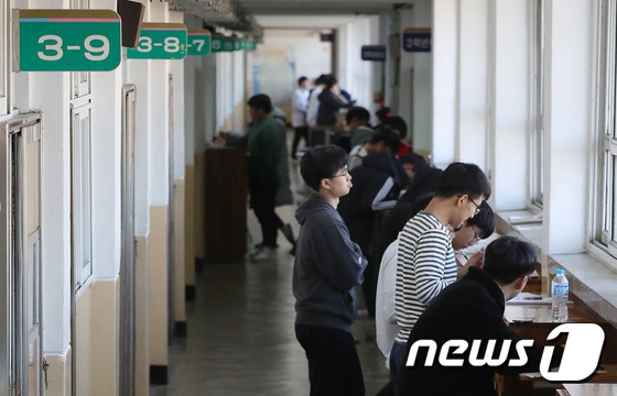 韓國高考倒計時第3天 學生們走廊裡備考【組圖】【2】