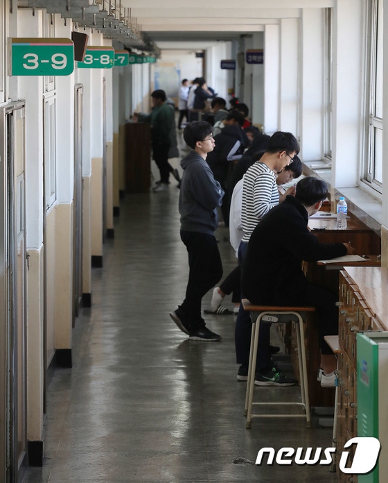 韓國高考倒計時第3天 學生們走廊裡備考【組圖】【3】