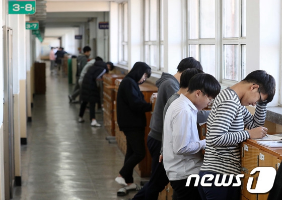 韓國高考倒計時第3天 學生們走廊裡備考【組圖】【5】