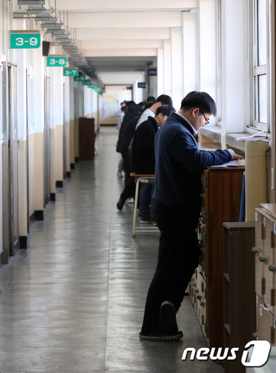 韓國高考倒計時第3天 學生們走廊裡備考【組圖】