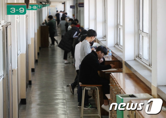 韓國高考倒計時第3天 學生們走廊裡備考【組圖】【4】