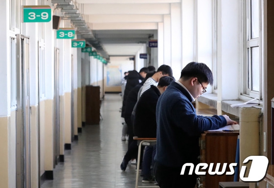 韓國高考倒計時第3天 學生們走廊裡備考【組圖】【6】