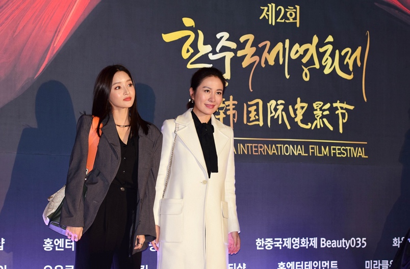 著名影視明星葉璇（右）、韓國歌手金素麗（左）