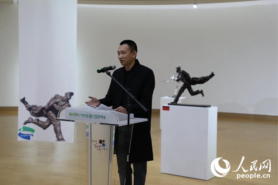 中國雕塑家崔宇致辭。（吳丹 攝）