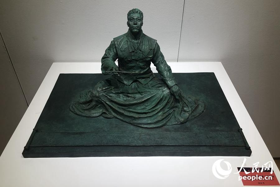 崔宇雕塑作品《安重根書寫東洋和平論》。 人民網記者 楊牧攝