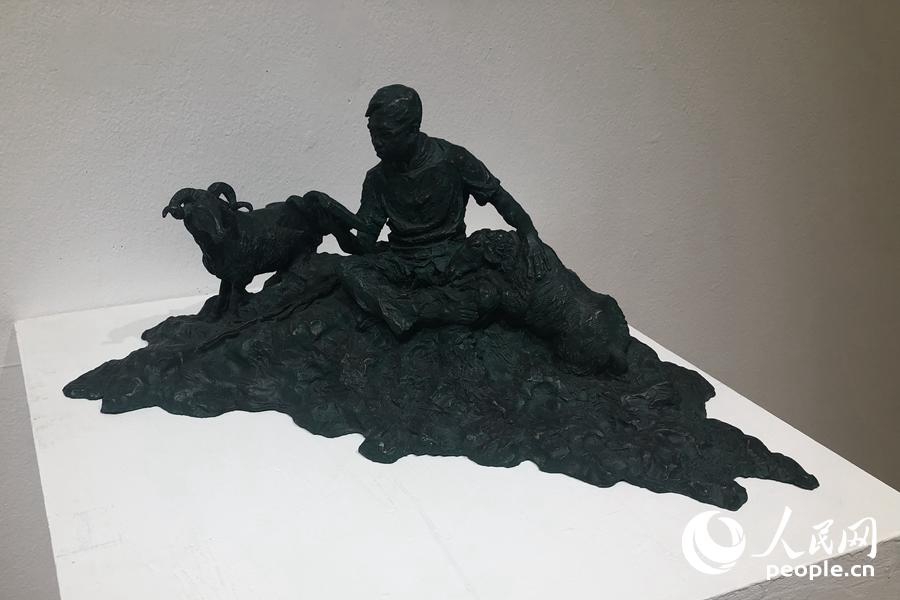 崔宇雕塑作品《壩上鞭羊子》。 人民網記者 楊牧攝