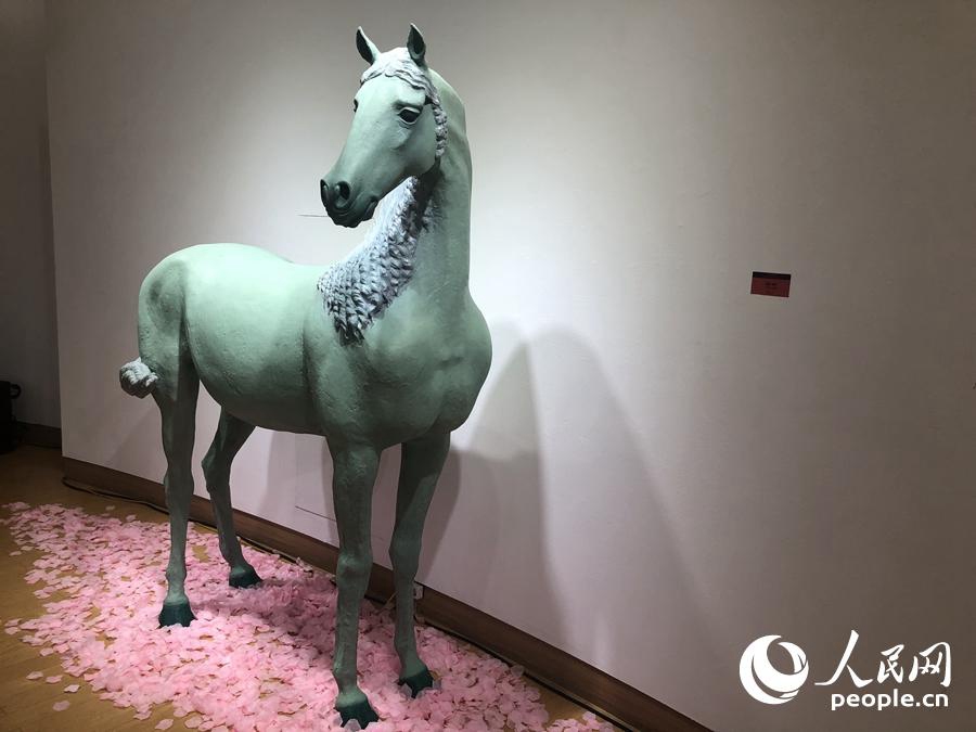 崔宇雕塑作品《馬》。 人民網記者 楊牧攝