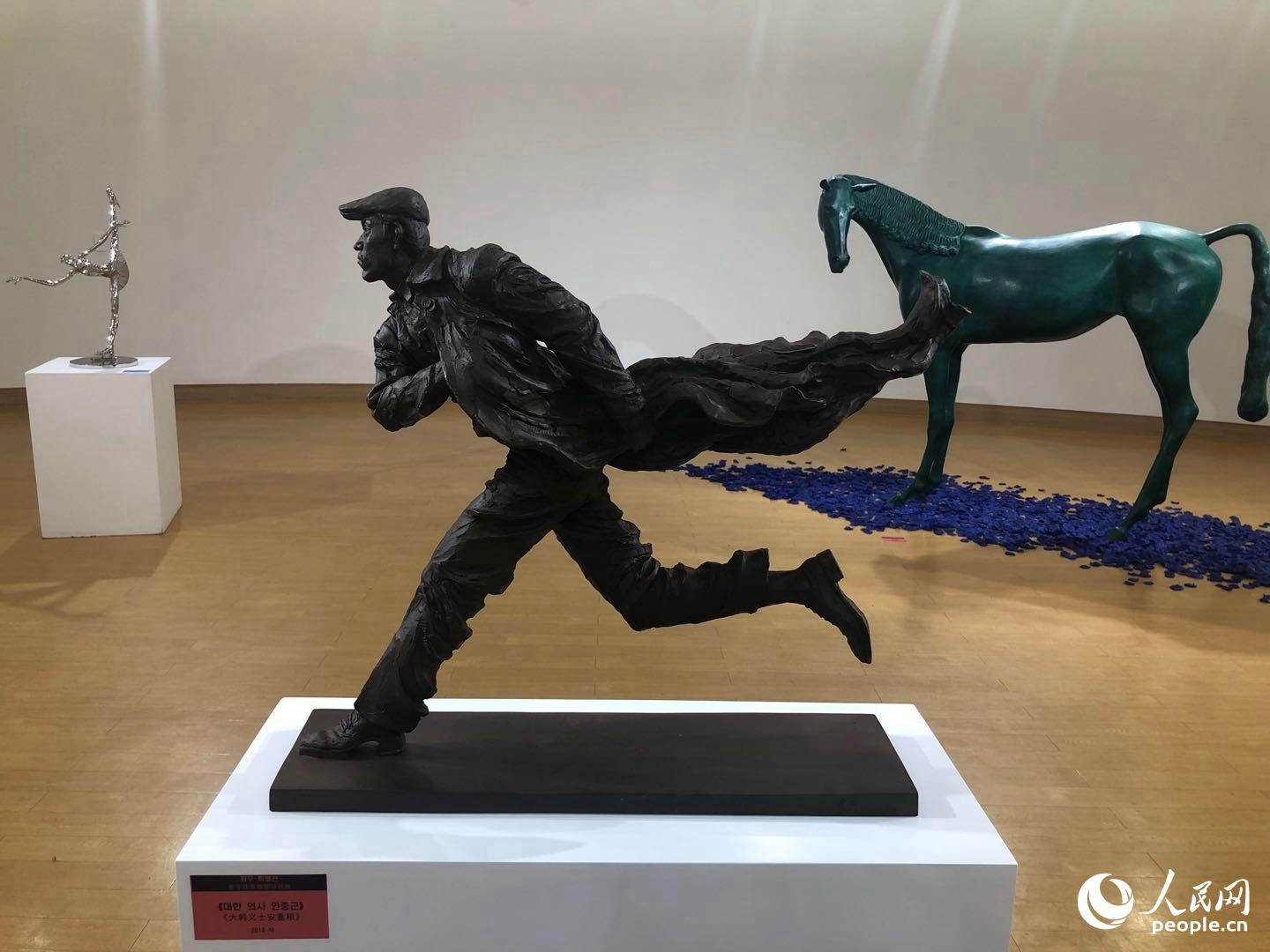 崔宇雕塑作品《大韓義士安重根》。 人民網記者 楊牧攝