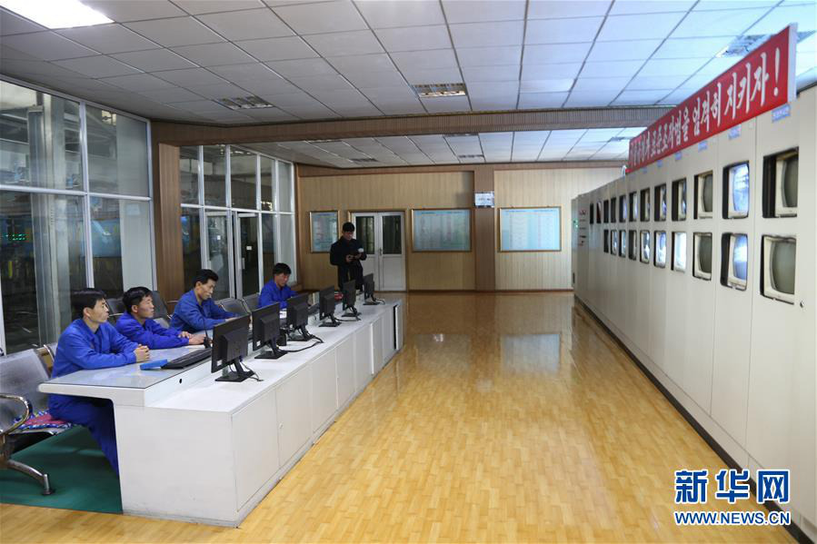 11月22日，工作人員在朝鮮南浦市大安友誼玻璃廠中控室工作。記者 程大雨 攝