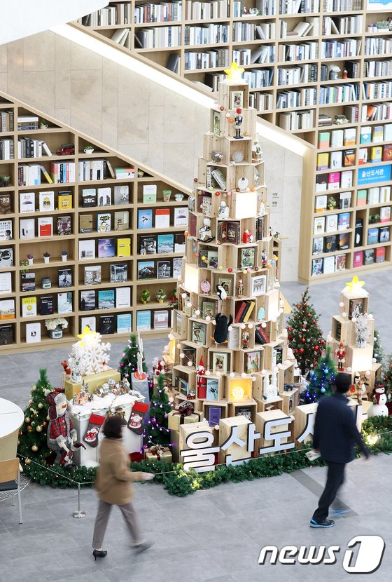 韓國聖誕樹造型書架引人駐足【組圖】